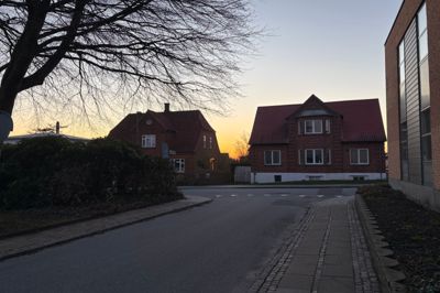 Ny morgen - ny solopgang. Den titter frem her kort før klokken 5.30. Ifølge DMI venter endnu en solrig dag.