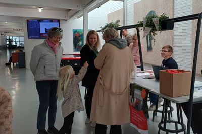 I år har mange børn været med de voksne ude for at samle ind. Overordnet kan lokalforeningen under Kræftens Bekæmpelse erklære sig tilfreds med årets indsamling. Det endelige beløb er på landsplan ikke talt op endnu, da den digitale indsamling fortsat er åben. I 2025 samlede tusindvis af frivillige over 137 millioner kroner ind.