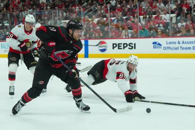 Nikolaj Ehlers var med i det afgørende mål for Carolina Hurricanes, som vandt over Ottawa Senators i NHL-slutspillet.