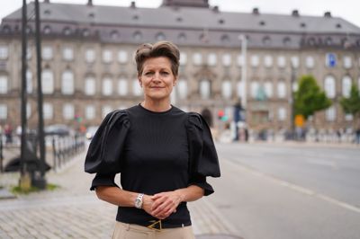 Camilla Ratchke er formand for Lægeforeningen, og hun er ude med riven efter regionerne, som hun mener bør tage noget ansvar over for de udenlandske læger i Danmark, som ikke kan blive ansat i evalueringsstillinger.