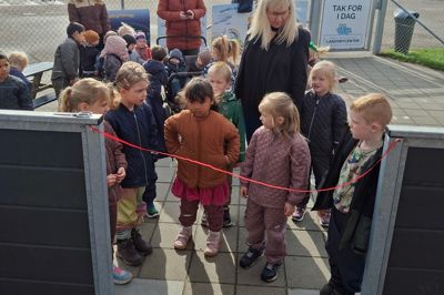 Den nye terrasse ved børnehaven i Skarrild blev indviet med snoreklip og bagefter var der figenbrød til børnene.