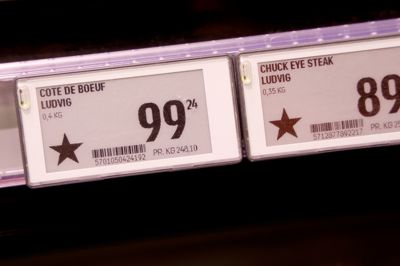 Når en vare er ved at overskride sin holdbarhedsdato, kan man i mange butikker finde den i et særligt område, hvor den vil være sat kraftigt ned. Her er mange gode køb at hente, fortæller en af Folkebladets læsere.