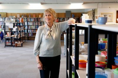 Kirsten Fischer er en af de aktive pensionister. Hun kan godt få pengene til at slå til, så hun kan leve et aktivt liv. Blandt andet som frivillig leder af en stor genbrugsbutik.