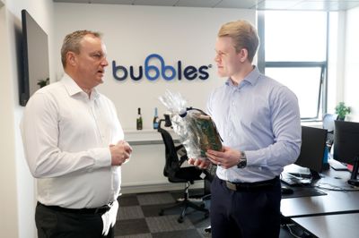 Leo B. Nielsen kunne overrække rosende ord og en statuette til Bubbles-direktør Nicklas Stokholm.