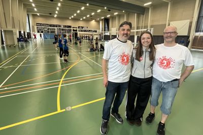 Sven-Erik Bak (t.v.), Laura Vinther Jepsen og Mogens Jepsen (t.h.) var blandt tovholderne på stævnet i Kibæk IF. Alle tre er trænere i Kibæk IF Volley. Laura Vinther Jepsen og Mogens Jepsen spiller normalt på samme klubhold i Kibæk. Til stor glæde for både far og datter.
