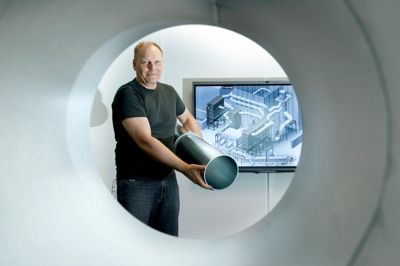 Peter Jacobsen sidder selv i Ikast til daglig men samarbejder med kolleger over hele verden.