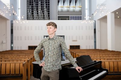 Kirkerummet i Gullestrup passer Daniel Kjær Holmberg glimrende. Der er god akustik med højt til loftet.