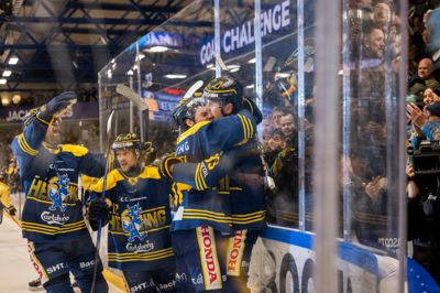 Kasper Larsen (t.h.) har netop udlignet til 3-3 i den tredje finale. Hans scoring kom blot 34 sekunder efter, at Oliver True havde bragt Herlev foran 3-3. Yderligere et halvt minut senere gjorde Artturi Toivola det så også til 4-3, som blev kampens resultat.