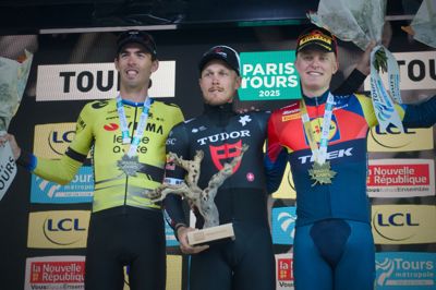 Albert Withen Philipsen (til højre) sluttede 2025 stærkt af og kørte sig til en tredjeplads i efterårsklassikeren Paris-Tours efter Matteo Trentin og Christophe Laporte.