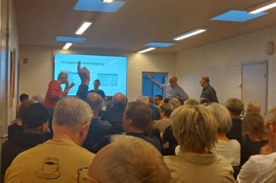 Bølgerne gik til tider højt, da Studsgård valgte at lukke byens private vandværk. Til venstre i rød trøje er det Carsten Markussen i diskussion med formanden for vandværket Erik Borg i blå skjorte. Et stort flertal fulgte bestyrelsens forslag om at Studsgård i fremtiden skal have sit drikkevand fra Herning Vand.