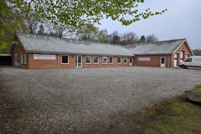 På Brogårdsvej 10 i VIdebæk er der igen kommet liv i bygningerne, hvor der før var salg af hestevogne og udstyr til landbruget. Nu er gulv- og malerfirmaet Guldberg & Husted ApS flyttet ind og nu er der lager for firmaet, der har fem ansatte.