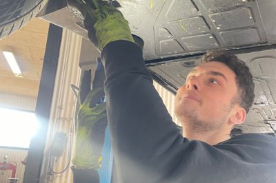 - Tak til indehaver Kennan Ridvan Akar hos AutoCenter i Brande, som tog så hurtigt og godt imod os. Her ses han i arbejde for at tjekke bilens undervogn, skriver Bent Tilsted.