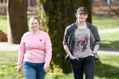 25-årige Julie Jensen fra Herning og 17-årige Johan Holm fra Vildbjerg har begge været med i Selvhjælp Hernings SnakUd-grupper, og de har begge fået nyt mod på livet af at være med.