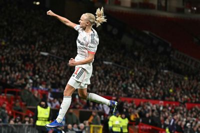 Pernille Harder fejrer en scoring for Bayern München på Old Trafford i en 3-2-sejr over Manchester United i Champions League.
