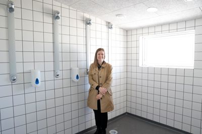 På friluftsbadet i Hammerums generalforsamlinger har bruserne de seneste fem-seks år været et stort samtaleemne, fordi de efterhånden var så ringe. De er nu endelig blevet udskiftet, og friluftsbadets formand, Susanne Nygaard Bertelsen, er derfor spændt på, hvad de nu skal snakke om på de kommende generalforsamlinger ...