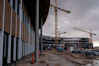 Billedet fra 2022 viser byggeriet af supersygehuset Nyt Hospital Nordsjælland, der endnu en gang er blevet dyrere.