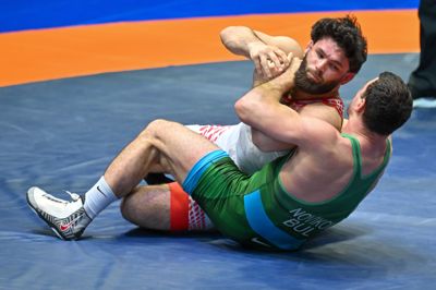 Turpal Bisultanov (i hvid dragt) i EM-finalen mod bulgarske Semen Novikov. Noget overraskende besejrede herningenseren OL-guldvinderen.