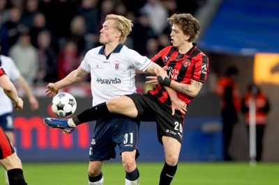 Valdemar Byskov vinder en duel mod AGF's Tobias Bech. Herningenseren var dog ikke helt tilfreds med præstationen i topkampen.