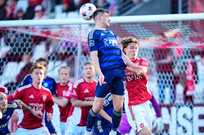 Callum McCowatt header en bold videre. SIF'erne havde svært ved at få spillet til at køre på en meget uævn bane.
