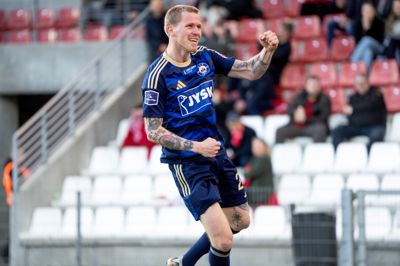 Tonni Adamsen blev først rigtig farlig, da han blev rykket ned på den offensive midtbane. Det skete i det 62. minut, hvor Alexander Simmelhack blev skiftet ind.