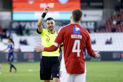 Lasse Nielsen modtog sit andet gule kort, da han sent i nederlaget til Silkeborg nedlagde Callum McCowatt.