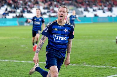 Tonni Adamsen jubler ud mod SIF-fansene, efter han har scoret til 2-1.