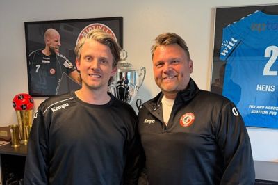 Lokale Matias Helt Jepsen (t.v.) får sit første cheftrænerjob, når han nu overtager ansvaret for HC Midtjylland. Han får en erfaren assistenttræner, der har set og prøvet det meste i form af Jan Paulsen (t.h).