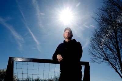 Lasse Heinze nåede næsten 200 Superliga-kampe for FC Midtjylland og Silkeborg IF, men allerede som 29-årige måtte målmanden indstille karrieren. En håndfuld hofteoperationer senere fortryder han ikke valget om at presse kroppen i fodboldens tjeneste.