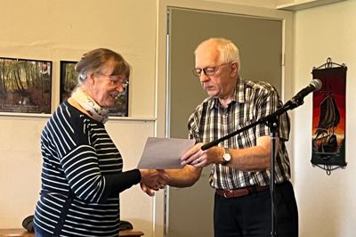 Gavebeviserne blev overrakt af præsident Anders Borg til blandt andre Else Kallmayer fra Tirsdagsklubben ved Sevel Alderdomshjem.