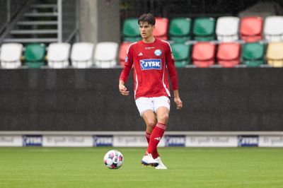 - Jeg kan mærke, at det går fremad. Min ankel skal selvfølgelig lige vænne sig til at komme i en fodboldstøvle og lave alle bevægelserne igen. Men vi forsøger at dossere det, mens jeg giver den gas, så vi finder en god balance. Indtil videre har det set godt ud, og det er gået efter planen, siger Alexander Busch.