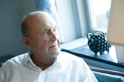 Her i bedstefars stol rejser fødselsaren Kaj Fischer Larsen tilbage i sit liv, og vi er med. Kom med en tur rundt i et fascinerende liv. 4. maj fylder han 90 år og fejrer dagen i IBF Arena.