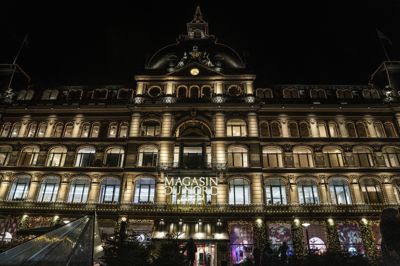 Magasins mest kendte forretning ligger på Kongens Nytorv i København.