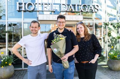 Egnsredaktør Mikkel Korsgaard og journalist Merete Riis Jensen overrakte Månedens Buket til Asger Månnsson.