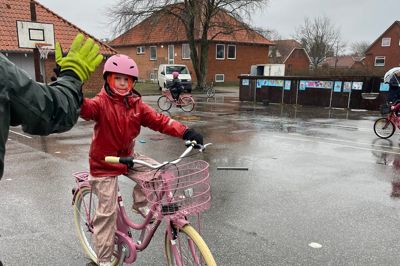 2.A på Sunds Skole øvede sig blandt andet i at cykle med én hånd, så den anden er fri til at give signal i trafikken.