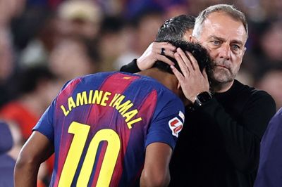 Barcelona-træner Hans-Dieter Flick gav Lamine Yamal et kram, da den unge stjernespiller lod sig udskifte onsdag aften.