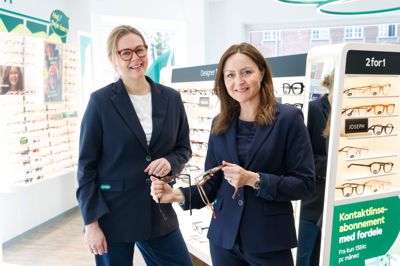 1. maj har Lise Hedegaard Stevn (t.v.) og Rebecca Richter arbejdet sammen i 20 år i brillebutikken Louis Nielsen i Østergade i Herning.