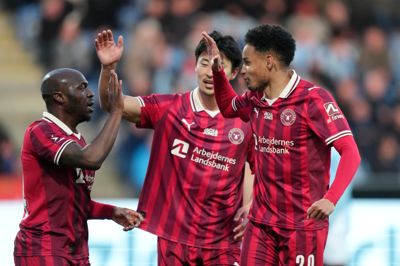 Edward Chilufya (t.v.) bliver lykønsket efter sin scoring til 1-0 af holdkammeraterne Gue-sung Cho og Paulinho.