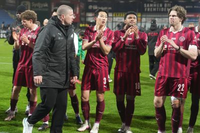 Anfører Mads Bech Sørensen (t.h.) glæder sig over sejren i Haderslev, over førstepladsen, den lille stime holdet har fået skabt, og at skadeslisten skrumper. Præstationen mod Sønderjyske finder han til gengæld mere blandet.