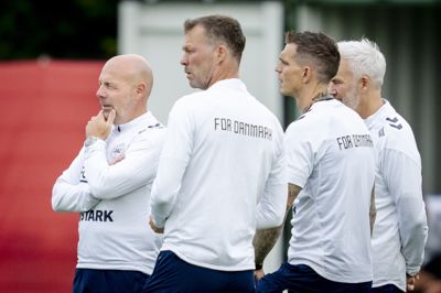 Landstræner Brian Riemer har på det seneste haft Morten Wieghorst og Daniel Agger som assistent på landsholdet.