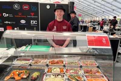 Alex Lund ved den kølemontre, hvor han skal præsentere sit bud på en tre-retters scoremenu til DM i Skills i Hjørring.