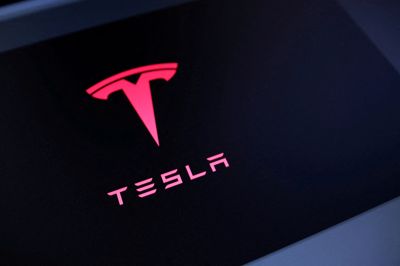 Tesla har set omsætning og overskud stige i første kvartal.