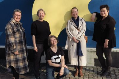 Gavlmaleriforeningens nye bestyrelse er fanget foran K. Bjørn Knudsens "Akrobatfantasi” fra 1968. Medlemmer er fra venstre Linda Stenholt, Bente Jensen, Ayoe L.L. Pløger, Thilde Nyborg og Minna Kallehave.