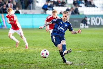 Tonni Adamsen er i gang med sin sidste sæson i Silkeborg IF, men hans dedikation kan der ikke stilles spørgsmålstegn ved. I onsdags scorede han sit 13. sæsonmål for SIF, og profilen indtager dermed andenpladsen på Superligaens topscorerliste.