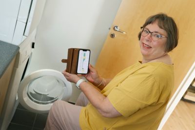 Pia Kjærgaard venter med at vaske tøj, til elpriserne er i bund. Det kan hun følge med i fra dag til dag på sin app. Det er bare et af mange hverdags-sparetip, som hun gerne giver videre.