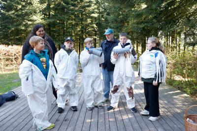 Formidlings- og læringskoordinator hos Deep Forest Art Land Elisabeth Toetu og kunstner Kristoffer Akselbo fulgtes med Felix, Marco, Victor, Daan og Lea rundt i skoven. Dagens workshop havde fokus på lyde og lydeffekter.
