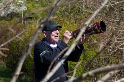 Da 75-årige Kjeld Kjeldsen gik på pension for 10 år siden, begyndte han at bruge meget tid på at fotografere fugle. Det var gennem denne interesse, at han fik lyst til at etablere sit eget firma i en alder af 75 år. Selvom han nu har fået mere at se til med sin forretning, er det stadig vigtigt for ham at have tid til at fotografere fugle. Ofte tager han ned til Bølling Sø og tager billeder af rovfugle. - Jeg har noget virkelig godt grej, forsikrer han.