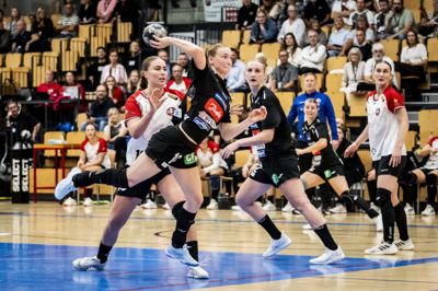 Spillerne i Sønderjyske skal fremover have Kim Johansen på sidelinjen.