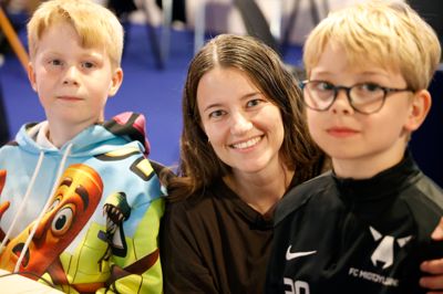Tanya Rønbjerg, Lind - her sammen med sønnen Albert (t.h.) og hans kammerat Vegas: - Jeg er her for at opleve festivalen set gennem børnenes øjne. Så går vi rundt til alt det, de synes er fedt. Her i dag skal vi se nogle af de store shows, men vi skal også spille. Lige nu er det Fifa. Jeg spiller også lidt selv. Blandt andet blev jeg ganske god til Fortnite, som jeg spillede med Albert i en periode, da han havde brækket benet. Jeg er uddannet lærer, men arbejder som eventkoordinator hos UngHerning, så jeg kender godt interessen for spil, som også fascinerer mig.