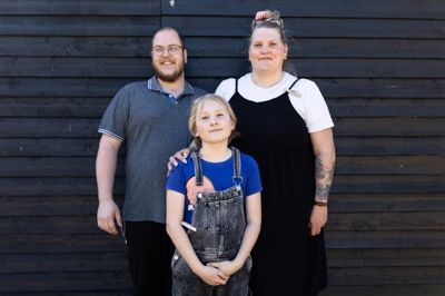 Familien Madsen fra Ikast består af Maria, Kasper og niårige Sigrid. De nyder alle de hyggelige aktiviteter og fællesskabet på Harrild Hede.