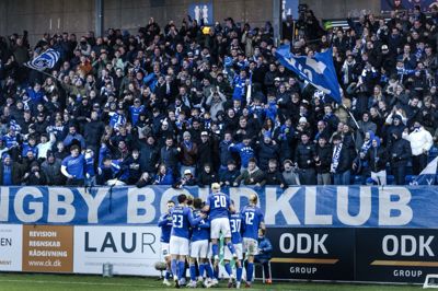Der har været mange jubelscener hos Lyngby-fansene i sæsonen. Fredag aften blev der føjet endnu et festligt kapitel til fortællingen.